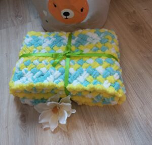 Бебешко одеяло Baby Boo трицветно ръчно плетено подарък за бебе
