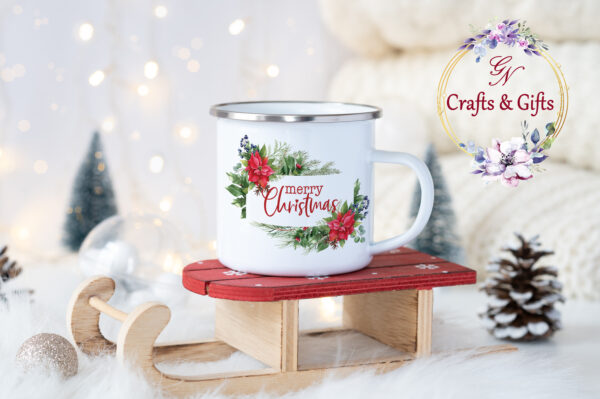 Коледно канче с рамка от боровинки и коледни звезди и надпис Merry Christmas