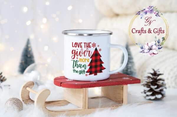 Коледно канче с надпис Love the giver more than the gift