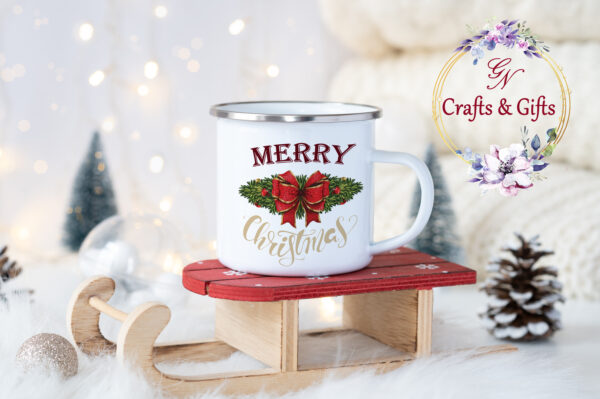 Коледно канче със зелен гирлянд с червена панделка и надпис Merry Christmas