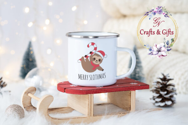 Коледно канче с ленивец и надпис Merry Slothmas