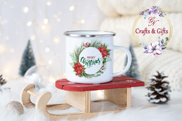 Коледно канче с кръгла флорална рамка с коледни звезди и надпис Merry Christmas