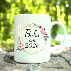 Чаша с надпис 'Баба от 2026' и флорални елементи